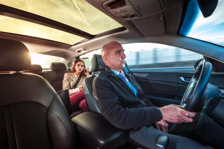 Réserver un taxi pour un trajet court pour aller du bureau à la salle de pilates, Villeneuve-la-Guyard, NLS TAXI